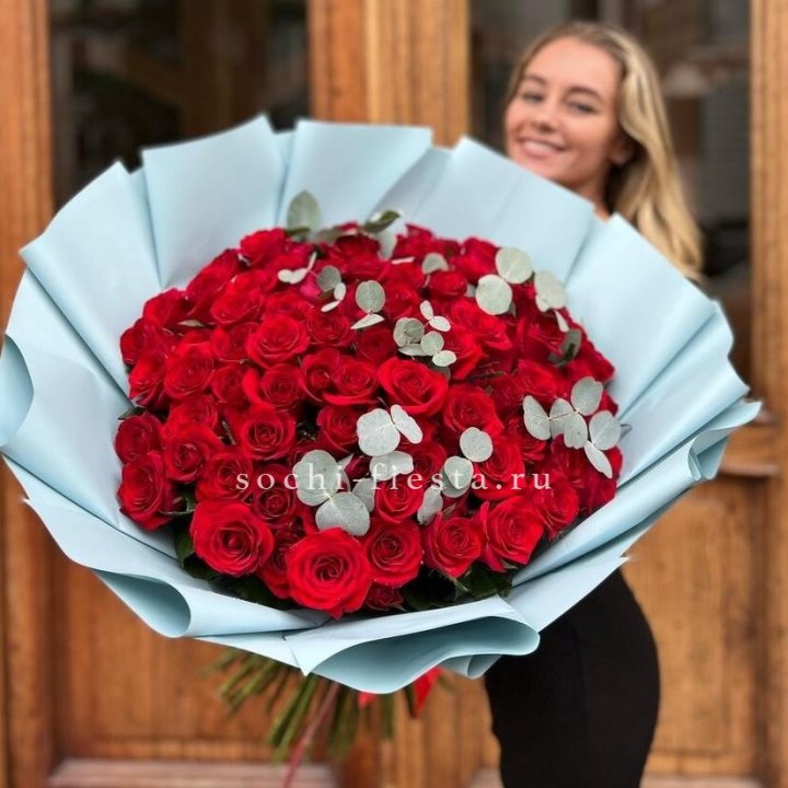 101 красная роза с эвкалиптом в Адлере