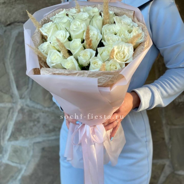 25 белых роз с сухоцветами в Адлере