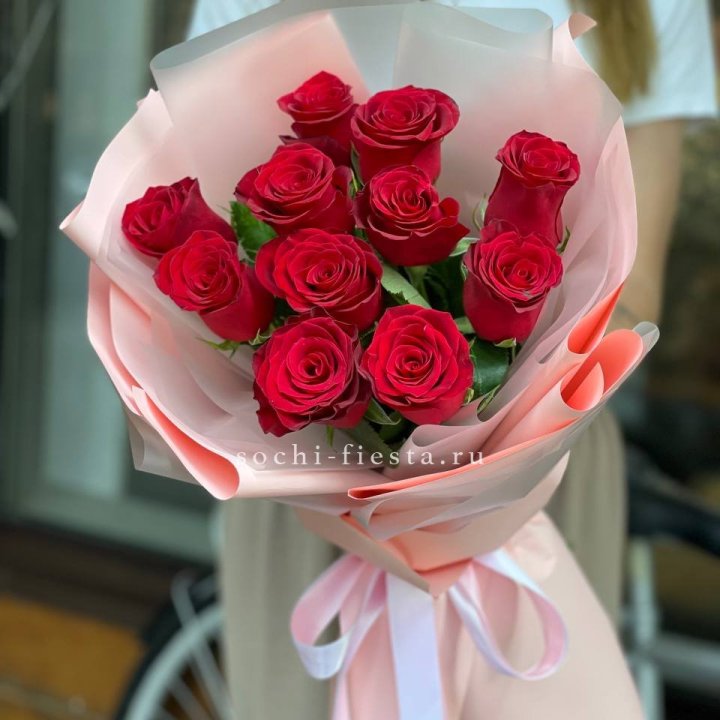 Букет красных роз "Madam Red" в Адлере