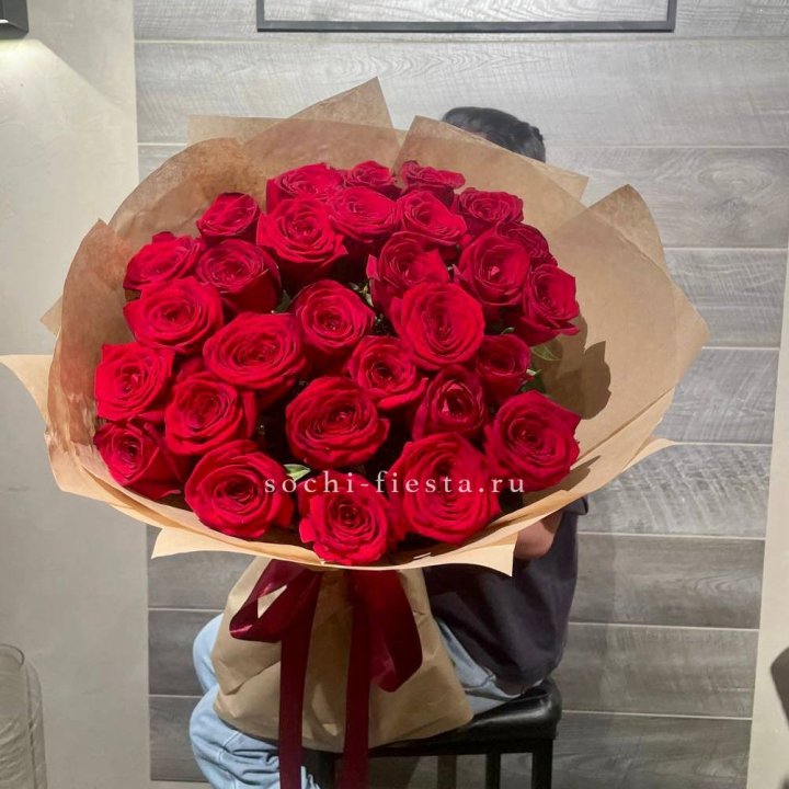 37 красных роз в крафте в Адлере