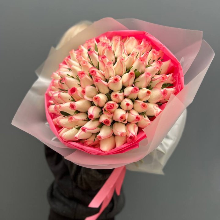 101 роза Джумилияв оформлении  с доставкой в Адлере