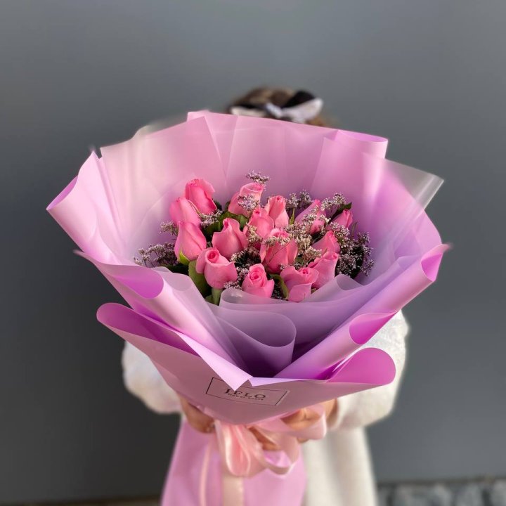 15 розовых роз с лимониумом с доставкой в Адлере