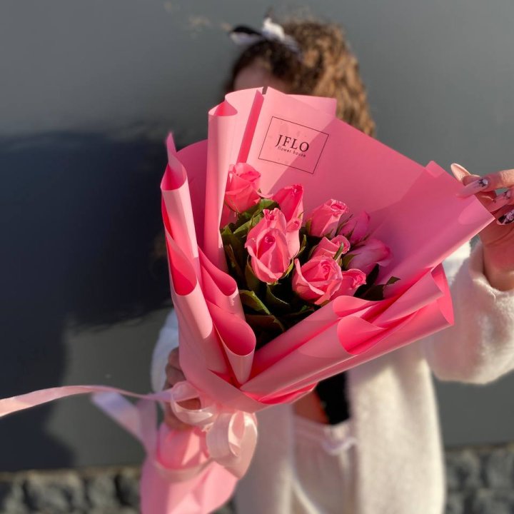 11 розовых роз с доставкой в Адлере
