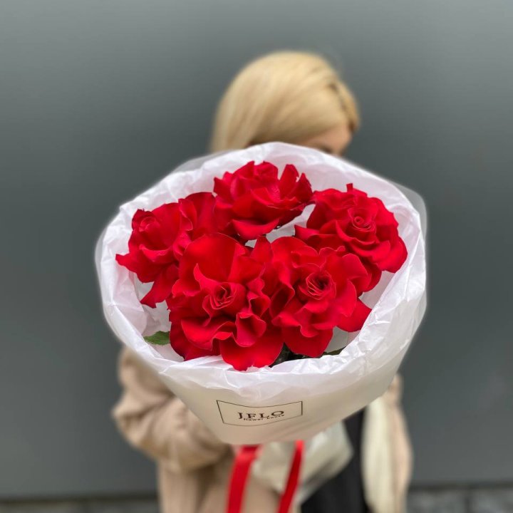 5 французских красных роз с доставкой в Адлере