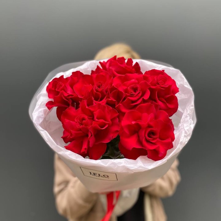 7 красных французских роз в Адлере