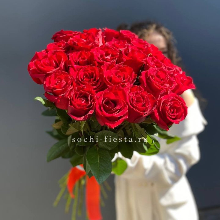 25 высоких красных роз в Адлере
