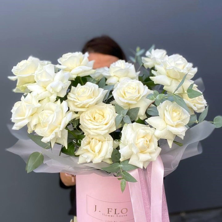 17 Французских белых роз в боксе в Адлере