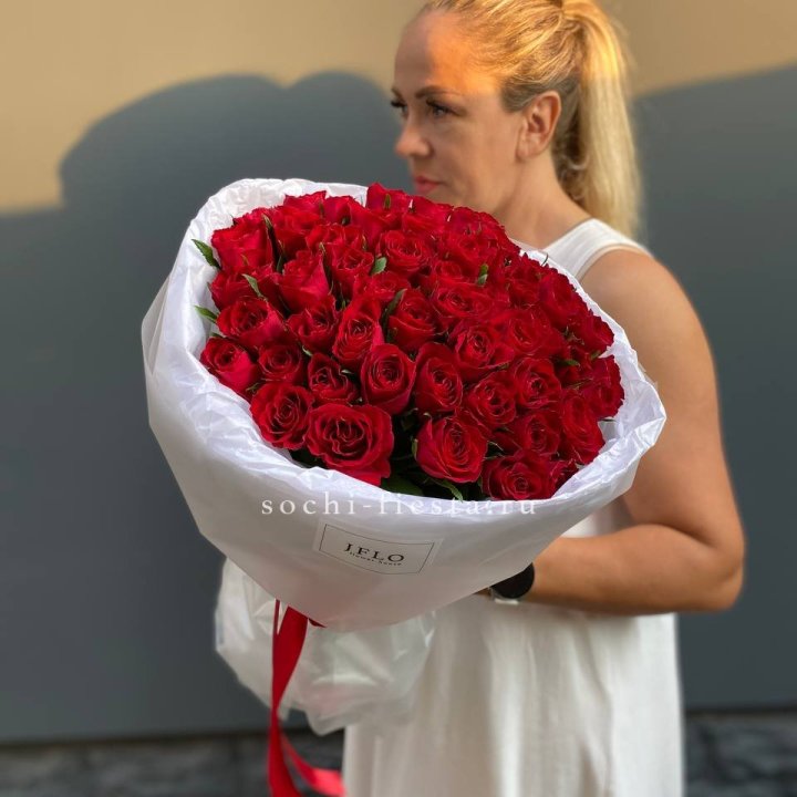 51 роза Madam Red в нежном оформлении с доставкой в Адлере
