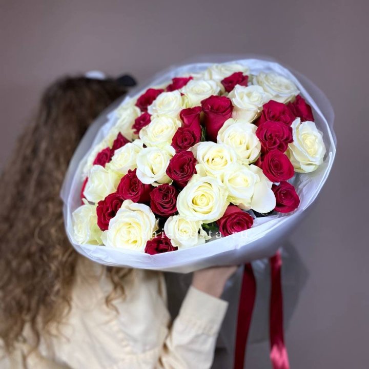 Букет из красных белых 45 роз в Адлере