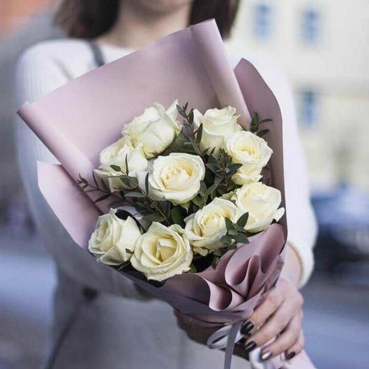 9 белых  роз "Минт" в Адлере