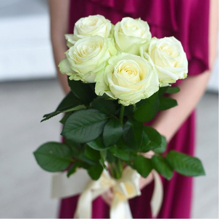 5 белых роз в Адлере