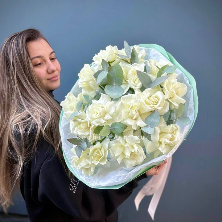 15 Белых французских роз "Notte Bianca" в Адлере