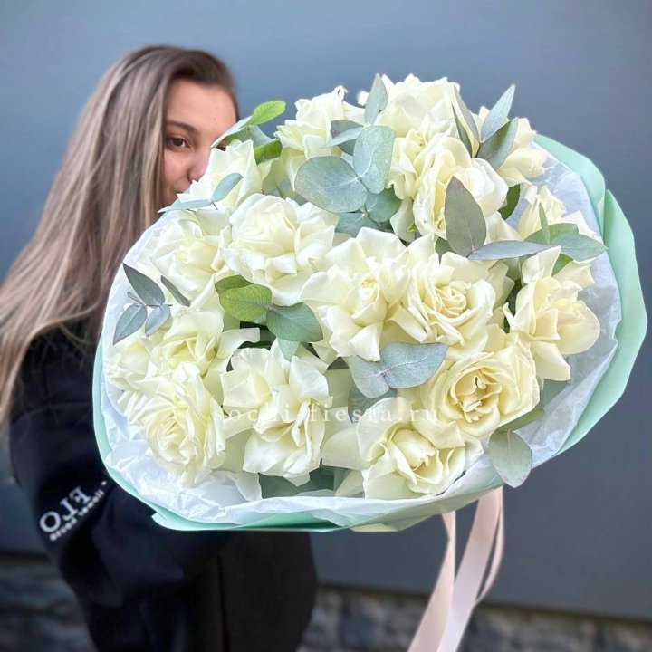 19 Белых французских роз "Ноте бьянке" в Адлере