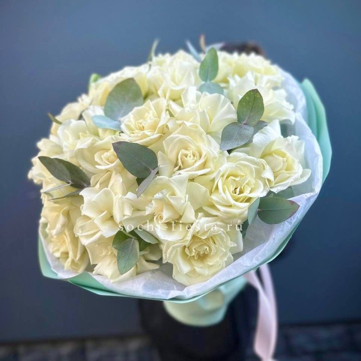 25 Белых французских роз "Notte Bianca" в Адлере