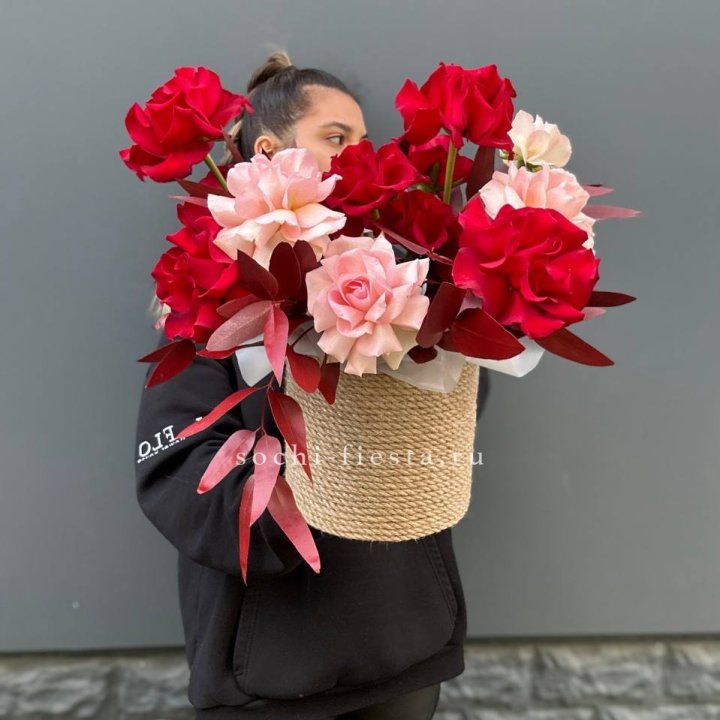 15 Французских роз в джутовом кашпо в Адлере