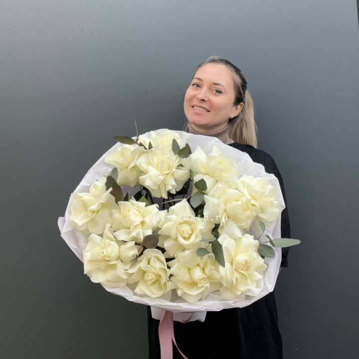 13 Белых французских роз Облако в Адлере