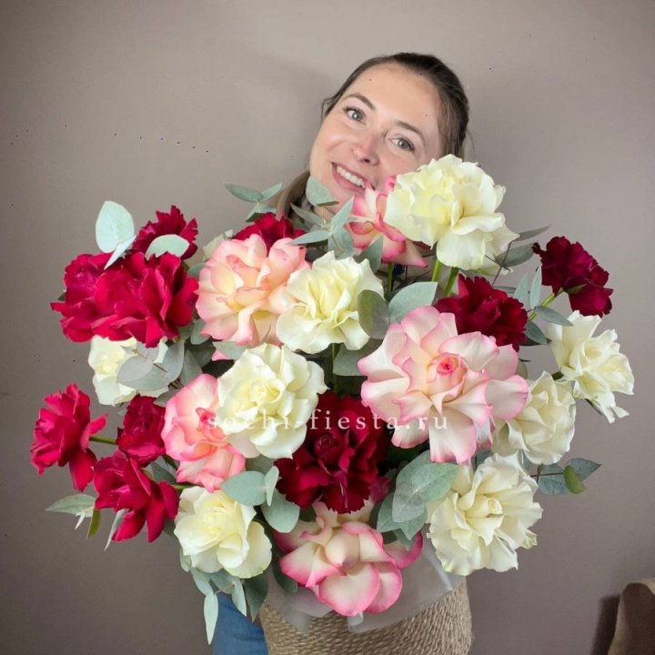 35 французских роз микс в джутовом боксе в Адлере