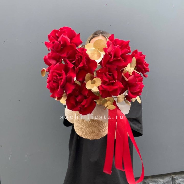 Красные французские розы в джутовом кашпо в Адлере