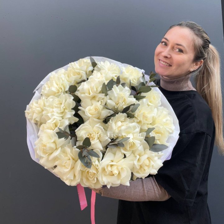 25 Белых французских роз WhiteNice с доставкой в Адлере