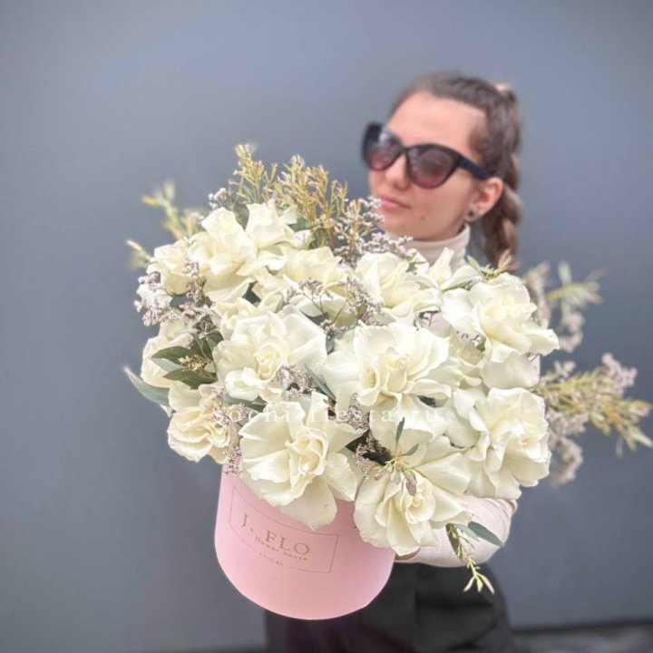 17 Французских белых роз в коробке Афина в Адлере