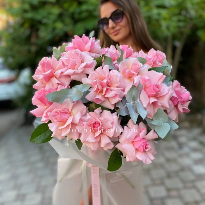 17 Розовых  французских роз в Адлере