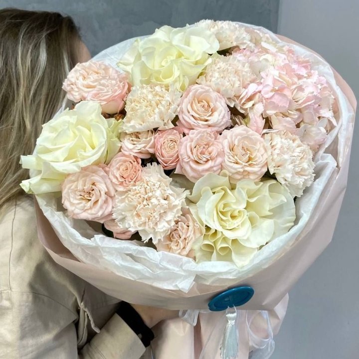 Дизайнерский букет Gentle с доставкой в Адлере