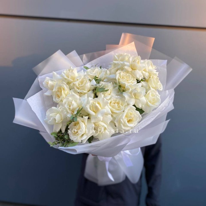 Пышный букет из белых роз в Адлере