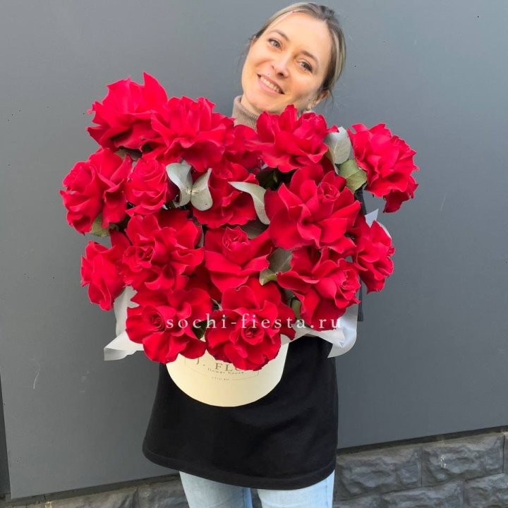 17 Французских роз в боксе в Адлере