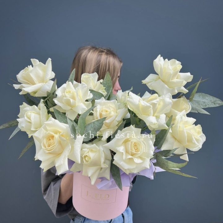 15 Французских роз в боксе в Адлере