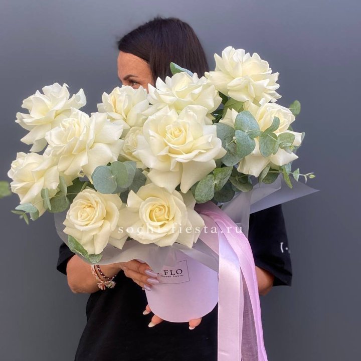 11 Французских белых роз в боксе в Адлере