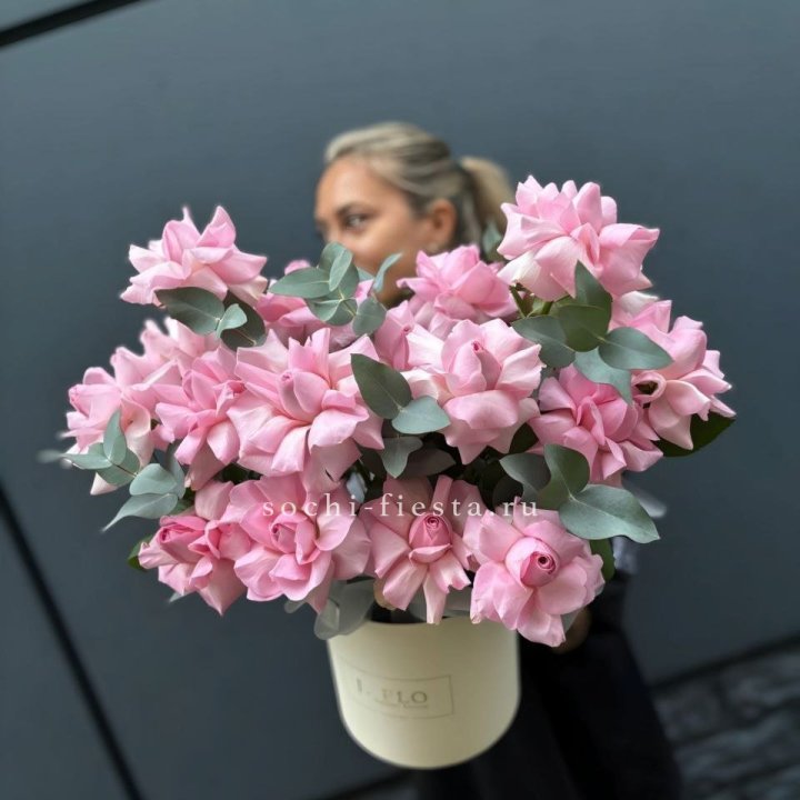 17 Розовых французских роз в боксе в Адлере