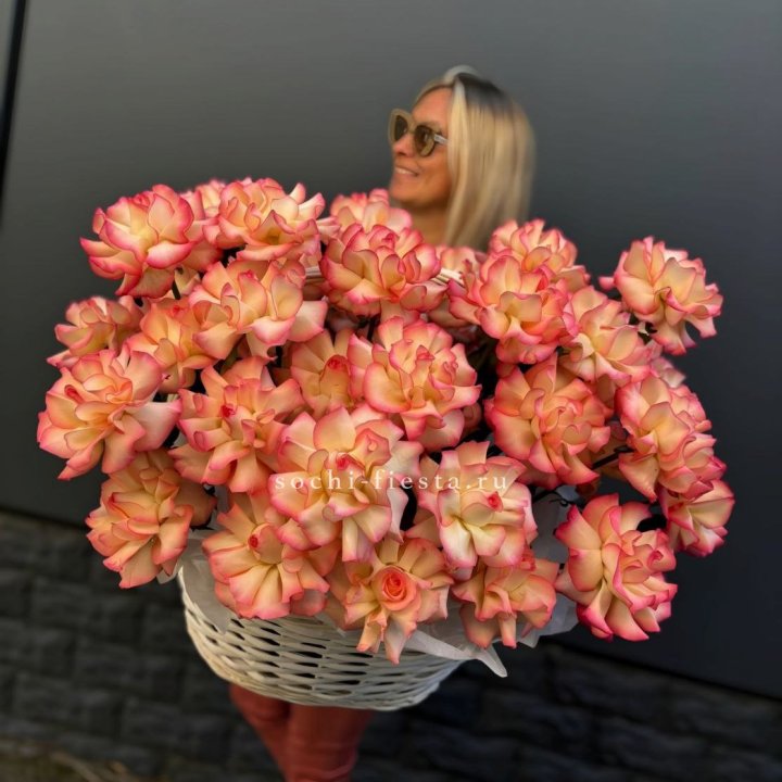 45 французских роз Джумилия в корзине в Адлере