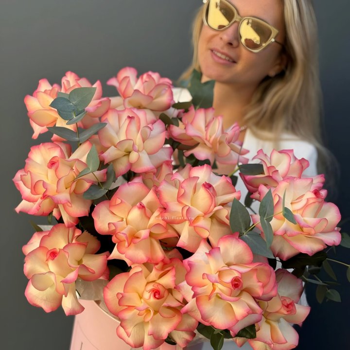 15 Французских  роз Джумилия в боксе с доставкой в Адлере