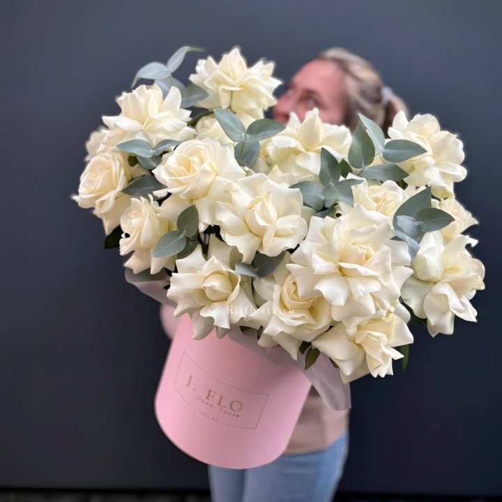 25 Французских белых роз в боксе в Адлере