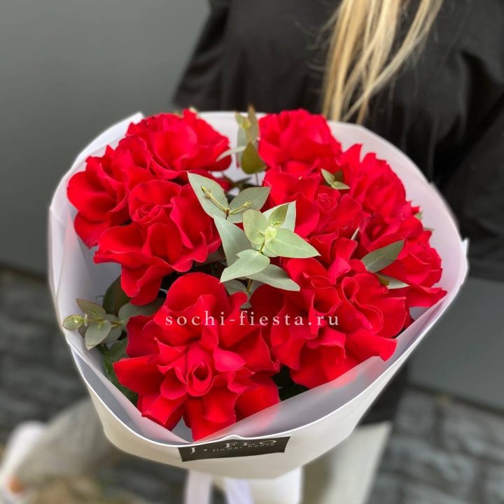 9 Красных французских роз с доставкой в Адлере