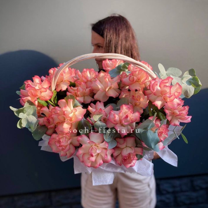 25 Французских роз Джумилия в корзине в Адлере