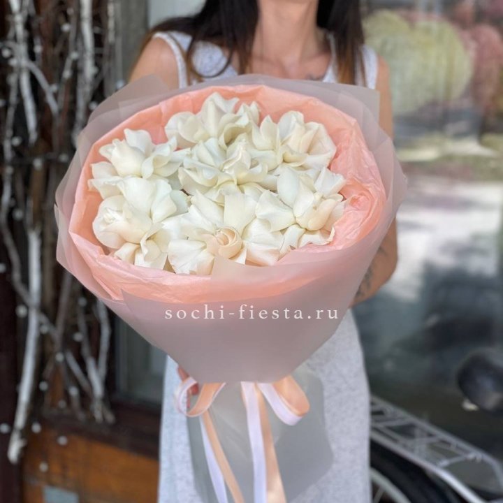 7 Белых французских роз в Адлере