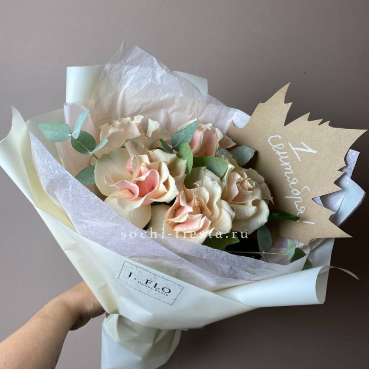 Букет кремовых роз к дню знаний в Адлере