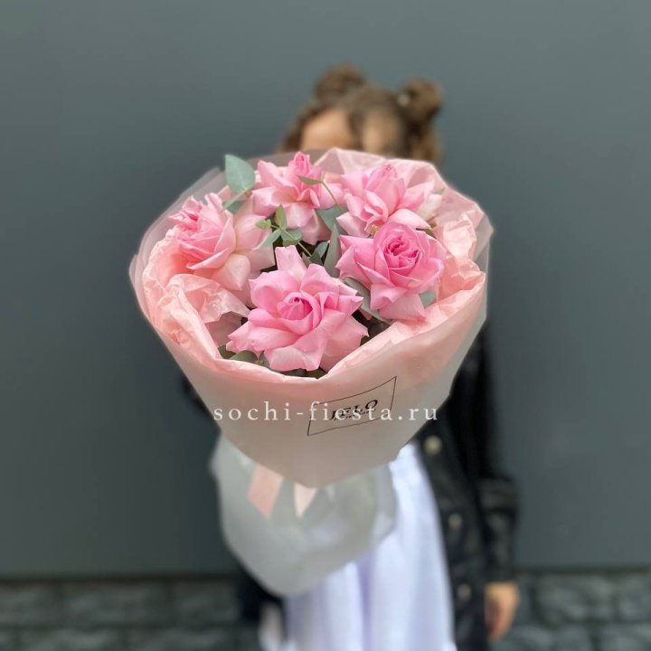 5 французских розовых роз  в Адлере