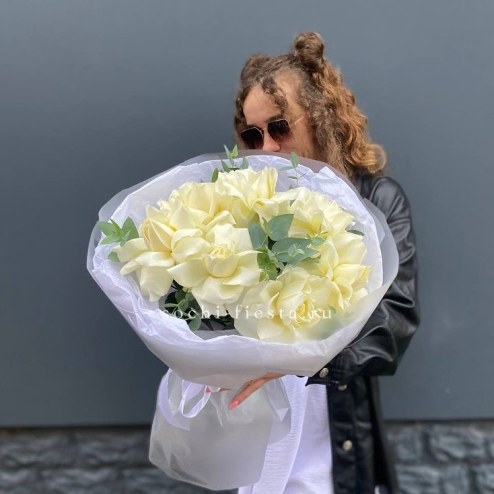 7 Белых французских роз  в Адлере