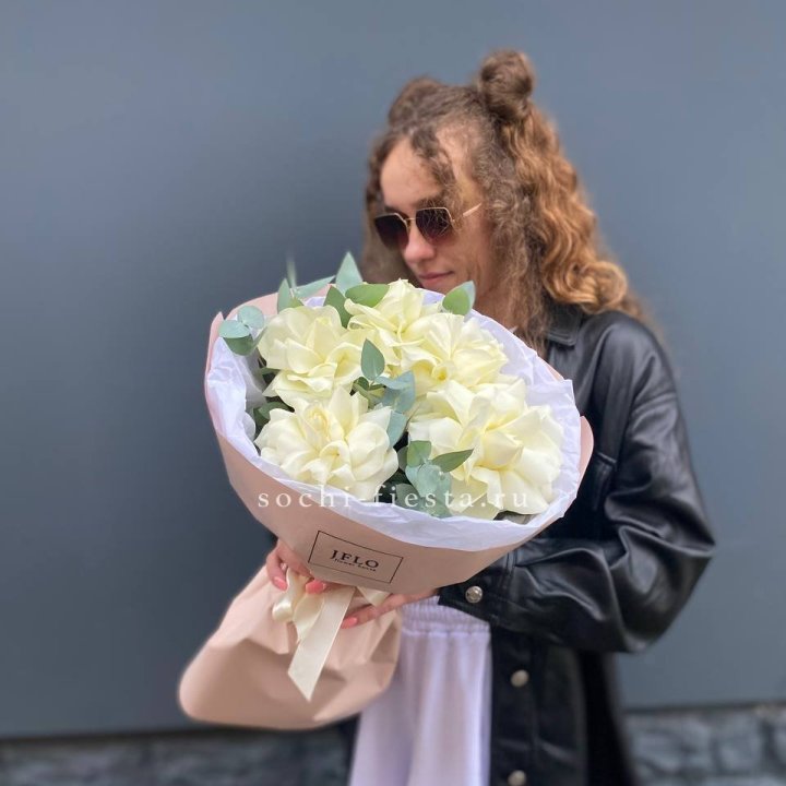 5 Белых французских роз в Адлере