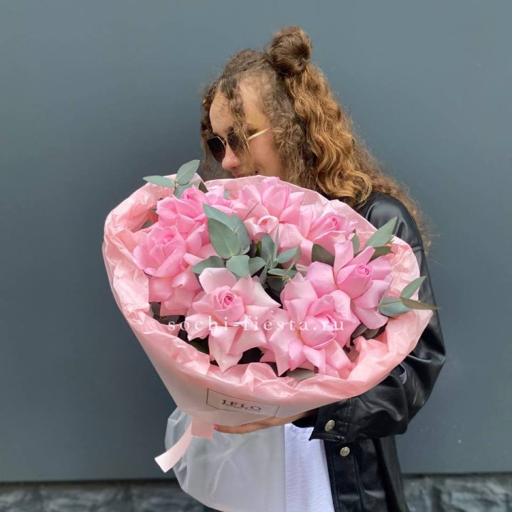 7 розовых роз в Адлере