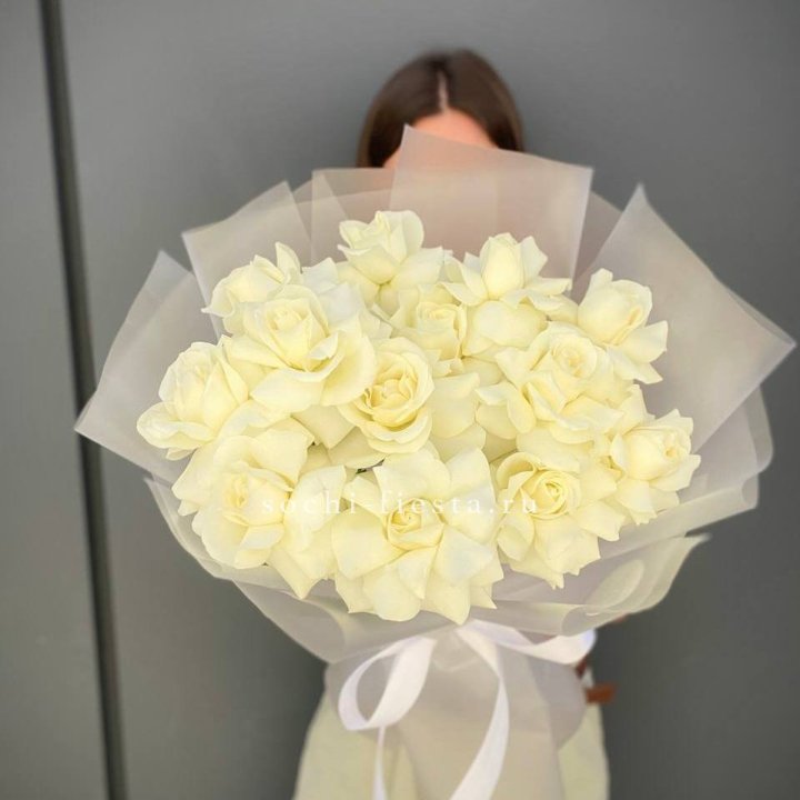 13 белых роз в Адлере