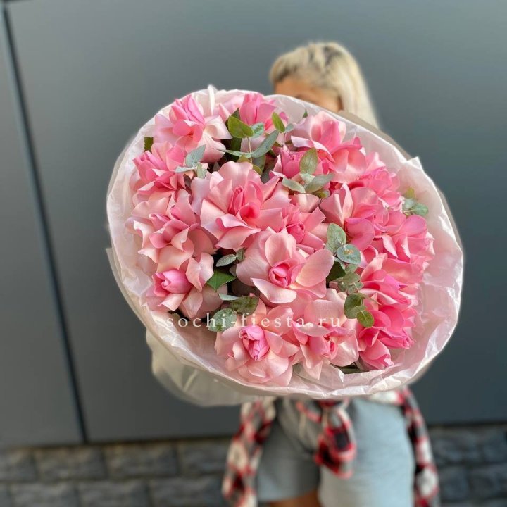 17 розовых роз в Адлере