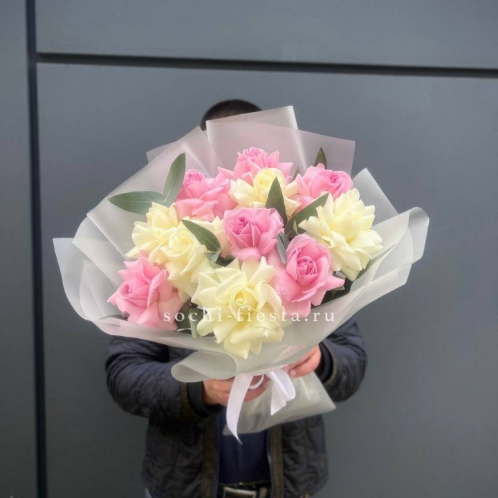 11 бело-розовых роз с доставкой в Адлере