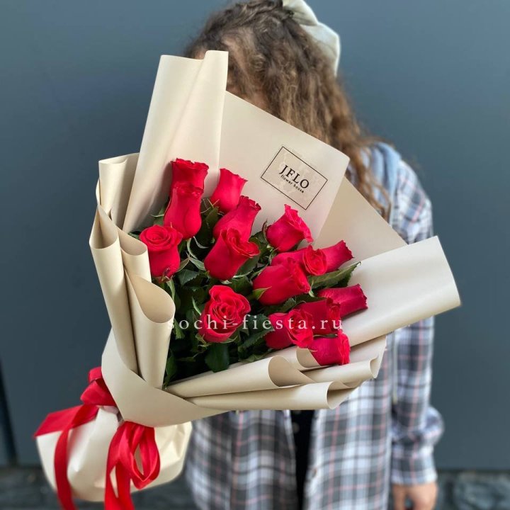 15 красных роз в Адлере