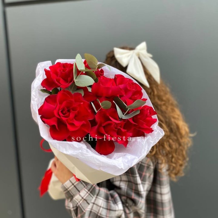 7 красных французских роз в Адлере