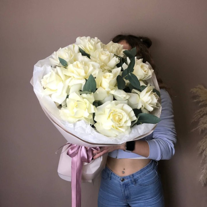 11 Белых французских роз WhiteNice с доставкой в Адлере