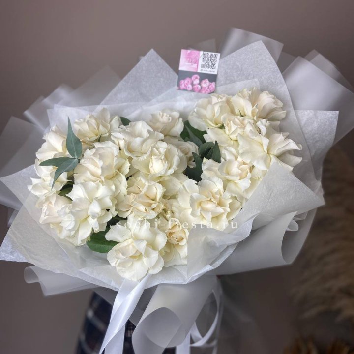 21 французских роз с эвкалиптом в Адлере