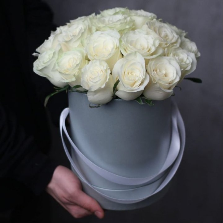 15 белых роз в цилиндре в Адлере